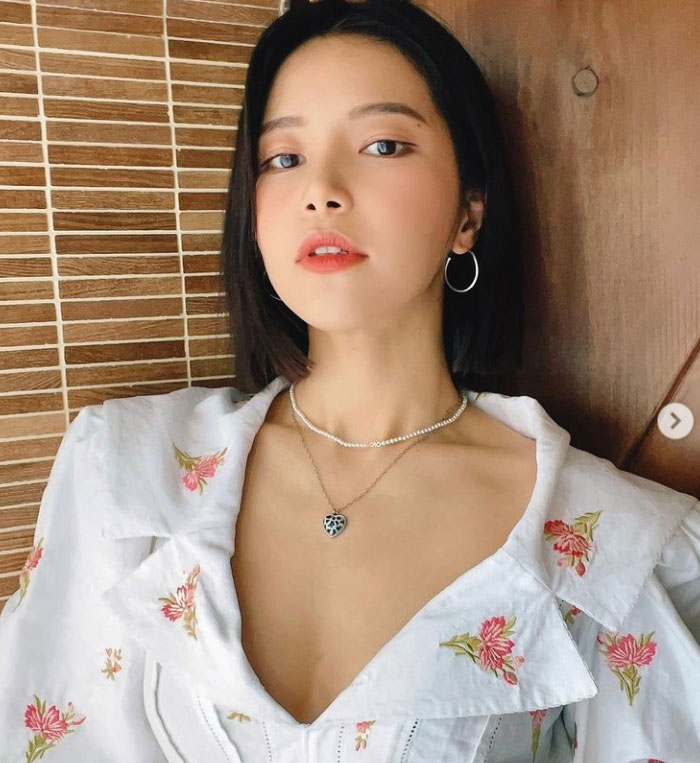 마마무 솔라, 깊게 파인 원피스로 쇄골 미인 인증 [★SNS]